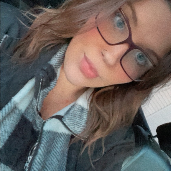 Meet your Posher, Kelcy! 💕 - Picture 5 of 8